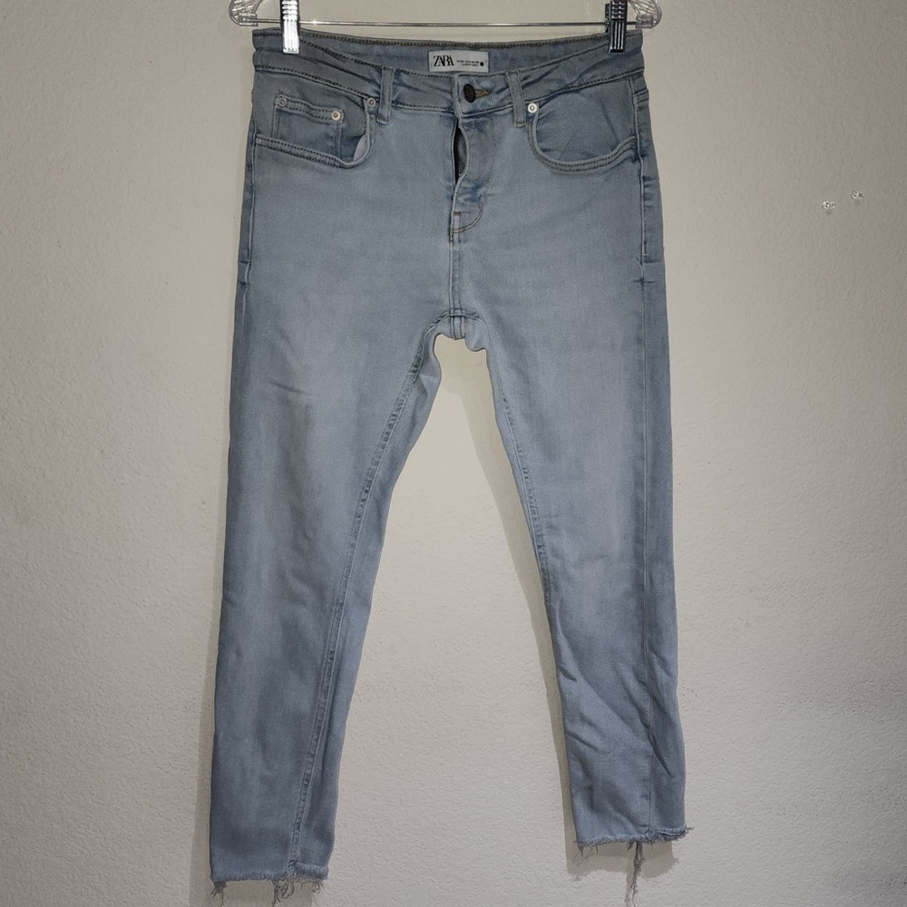 Zara Mid Rise Wash Look Ripped Jeans. Size: 6
